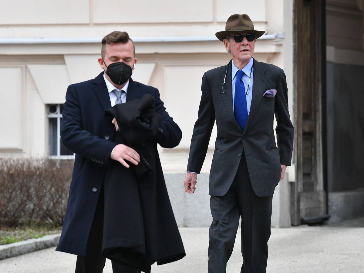 Foto: Ernesto de Hannover, tras salir del juzgado junto a su abogado en marzo de 2021. (Getty)