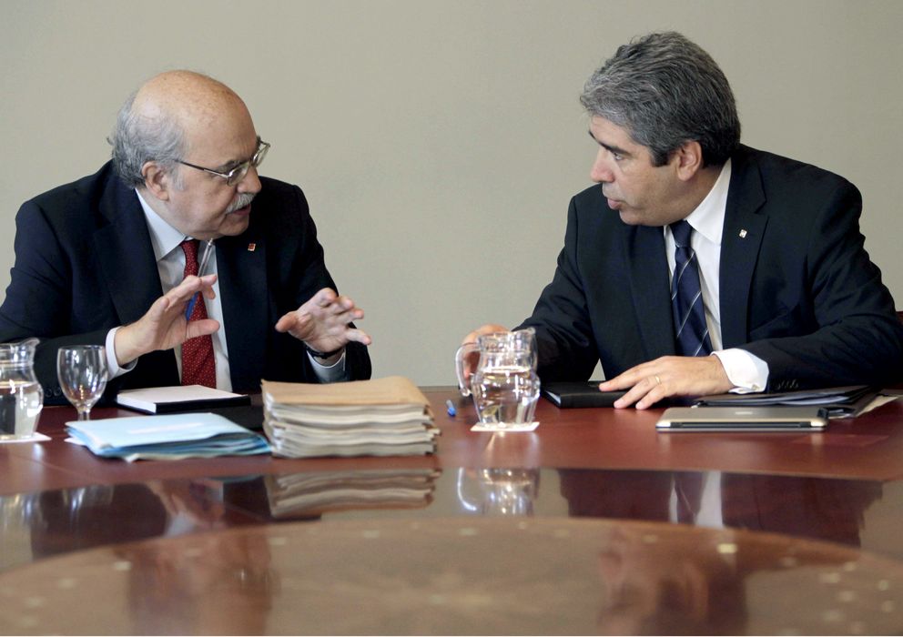 Foto: El conseller de Economía, Andreu Mas-Colell (i), conversa con el conseller de Presidencia, Francesc Homs. (EFE)