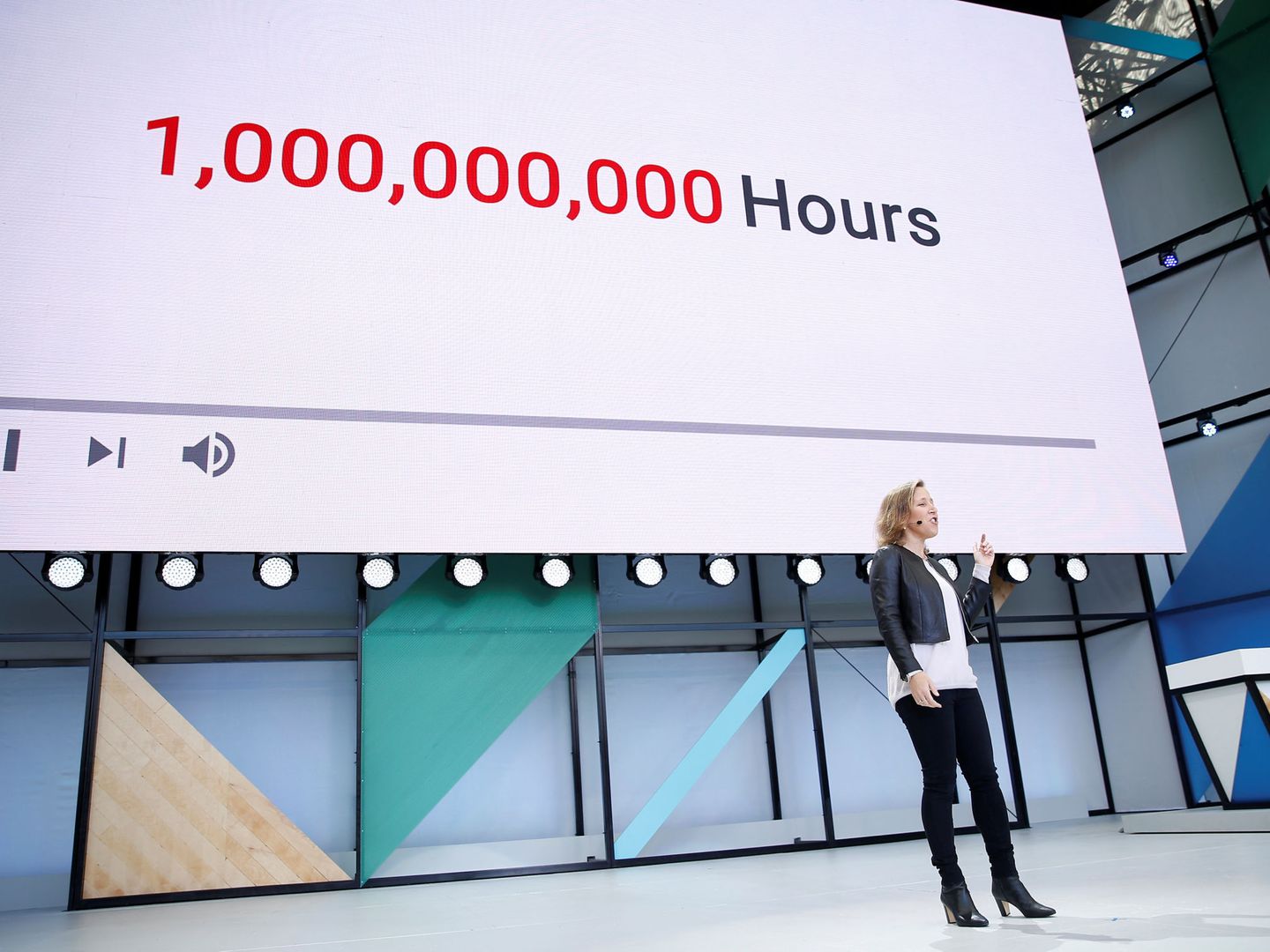 La CEO de YouTube Susan Wojcicki mostrando los 'records' de su compañía. (Foto: YouTube)