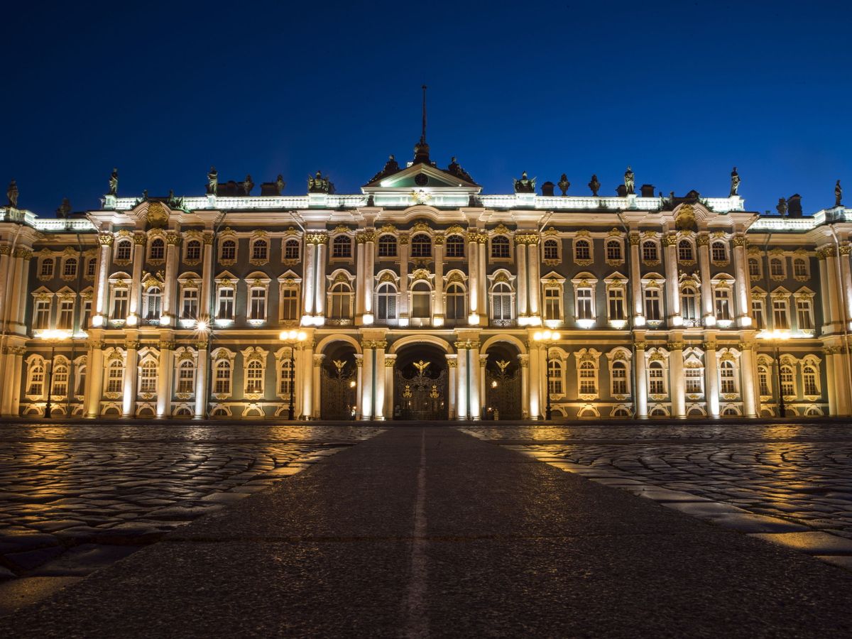 Foto: Museo del Hermitage durante una noche blanca en San Petersburgo, Rusia. (EFE)