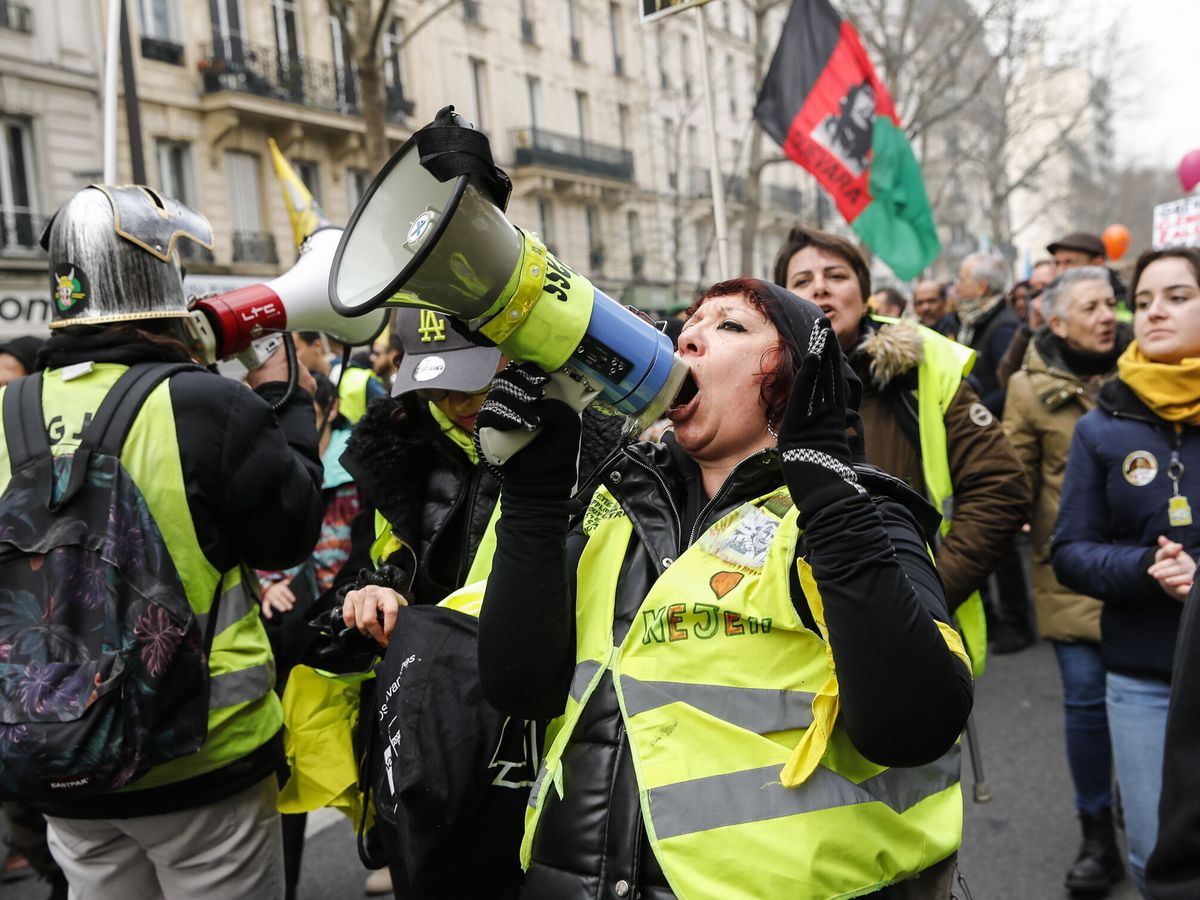 Foto: Manifestantes contra la reforma de las pensiones, este sábado 11 en París. (EFE EPA/Teresa Suárez)