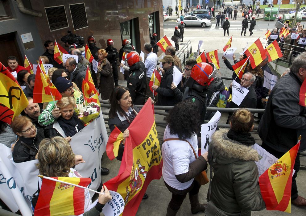 Foto: Miembros de la AVT, en una protesta contra la derogación de la 'doctrina Parot' (Efe)