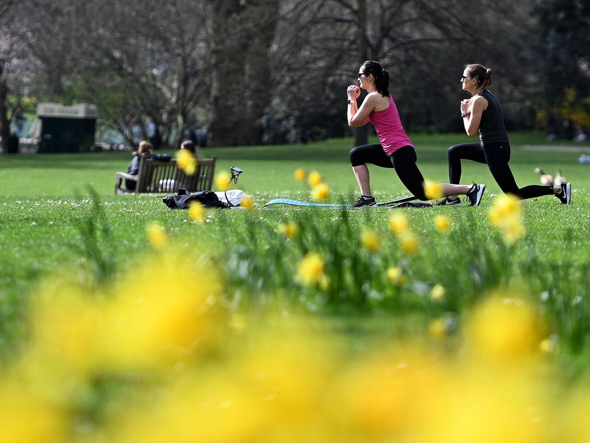 Foto: Personas hacen deporte en un parque en Londres. (EFE) 