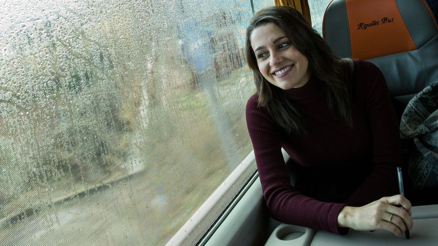 La candidata Inés Arrimadas, en el autobus de campaña. (EFE)