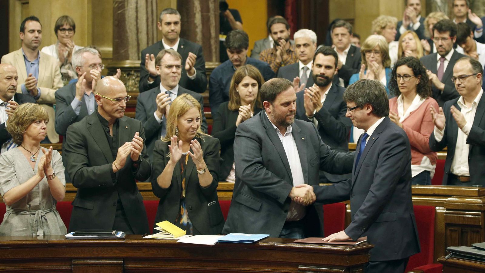 Foto:  El presidente de la Generalitat, Carles Puigdemont (d), saluda al vicepresidente y 'conseller' de Economía, Oriol Junqueras, en el pleno del Parlament. (EFE)