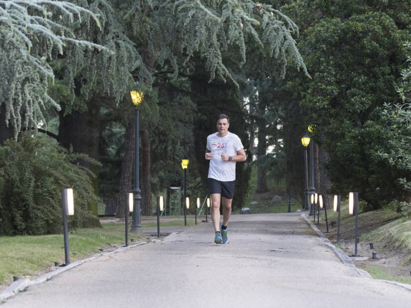 El presidente del Gobierno, practicando running en la Moncloa. (Moncloa)