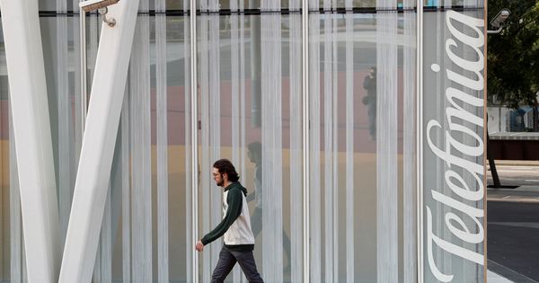 Foto: Un hombre pasa frente a un edificio de oficinas de Telefónica en Barcelona. (Reuters)