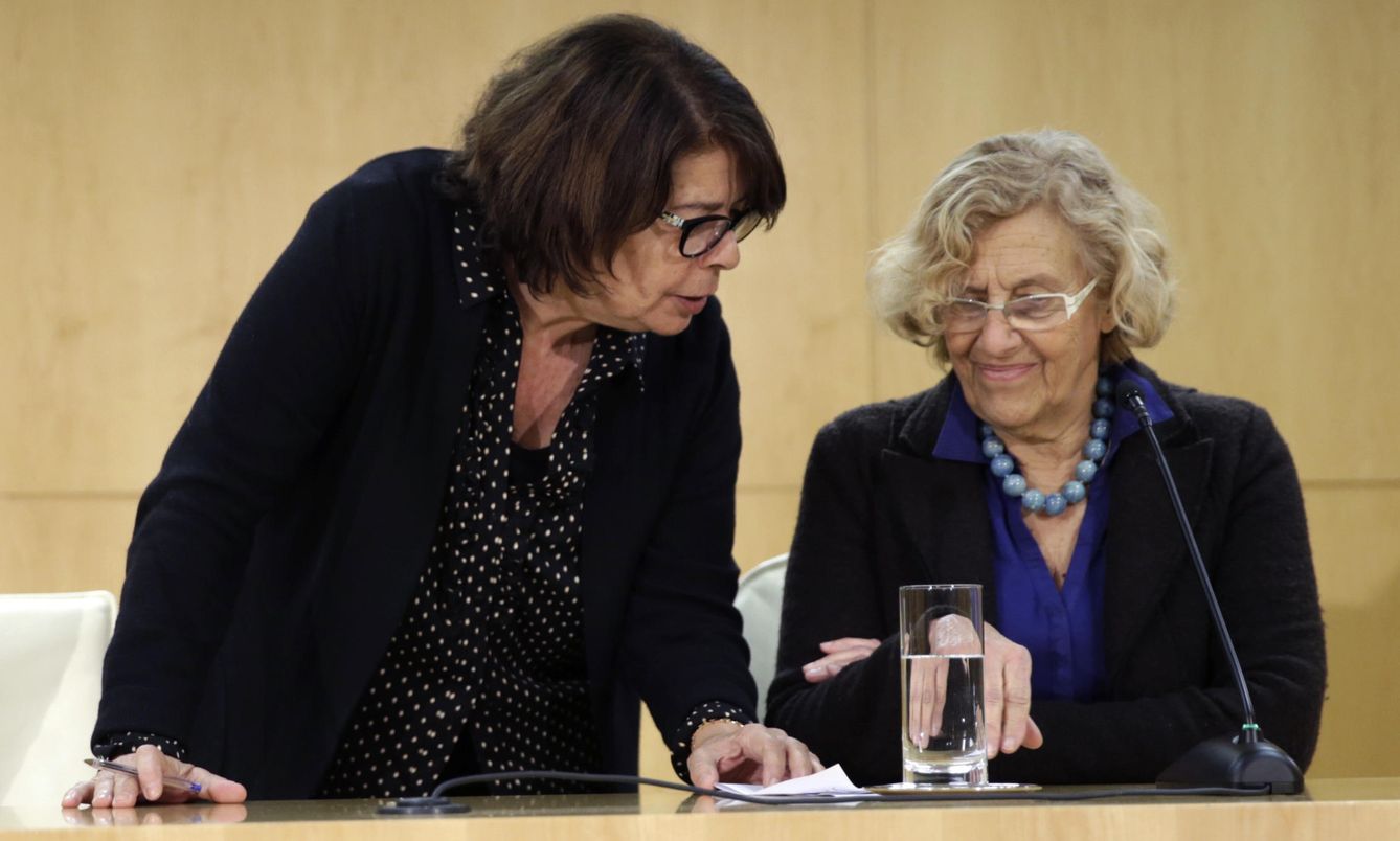 La alcaldesa de Madrid, Manuela Carmena, y la delegada de Medio Ambiente y Movilidad, Inés Sabanés. (EFE)