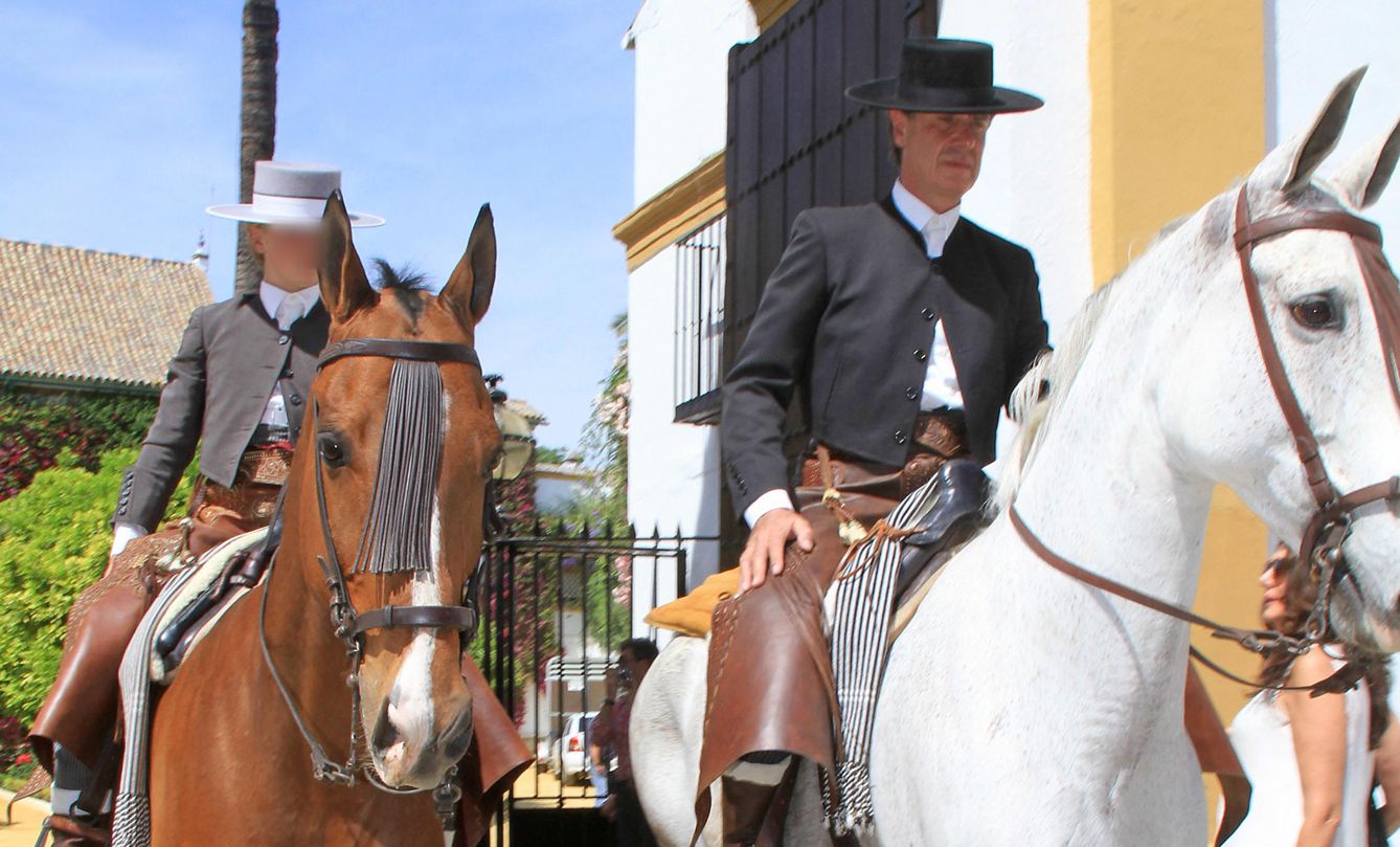Foto: Cayetano Martínez de Irujo paseando a caballo por la Feria de Abril junto a su hijo Luis (Gtres)