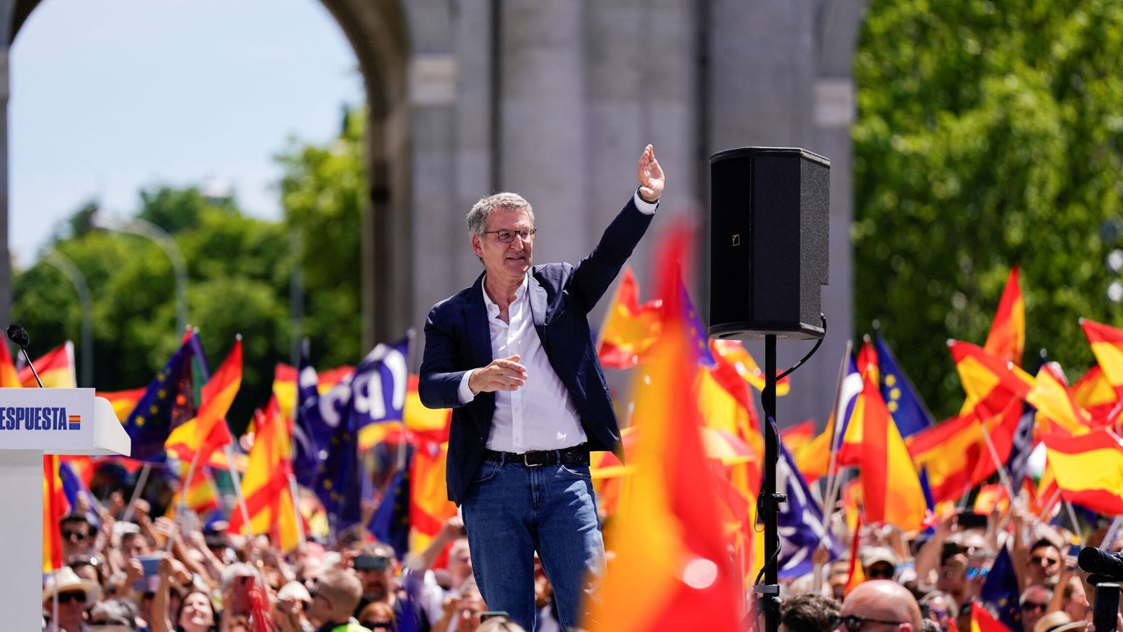 Feijóo llena la Puerta de Alcalá y pide a Sánchez convocar elecciones: 