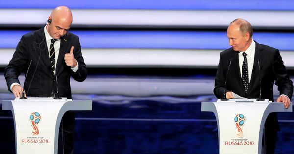 Foto: El presidente de la FIFA, Gianni Infantino, y el presidente ruso Vladimir Putin, durante el sorteo del Mundial. (EFE)