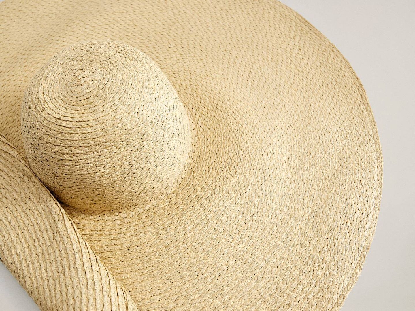 Sombrero de playa de Mango. (Cortesía)