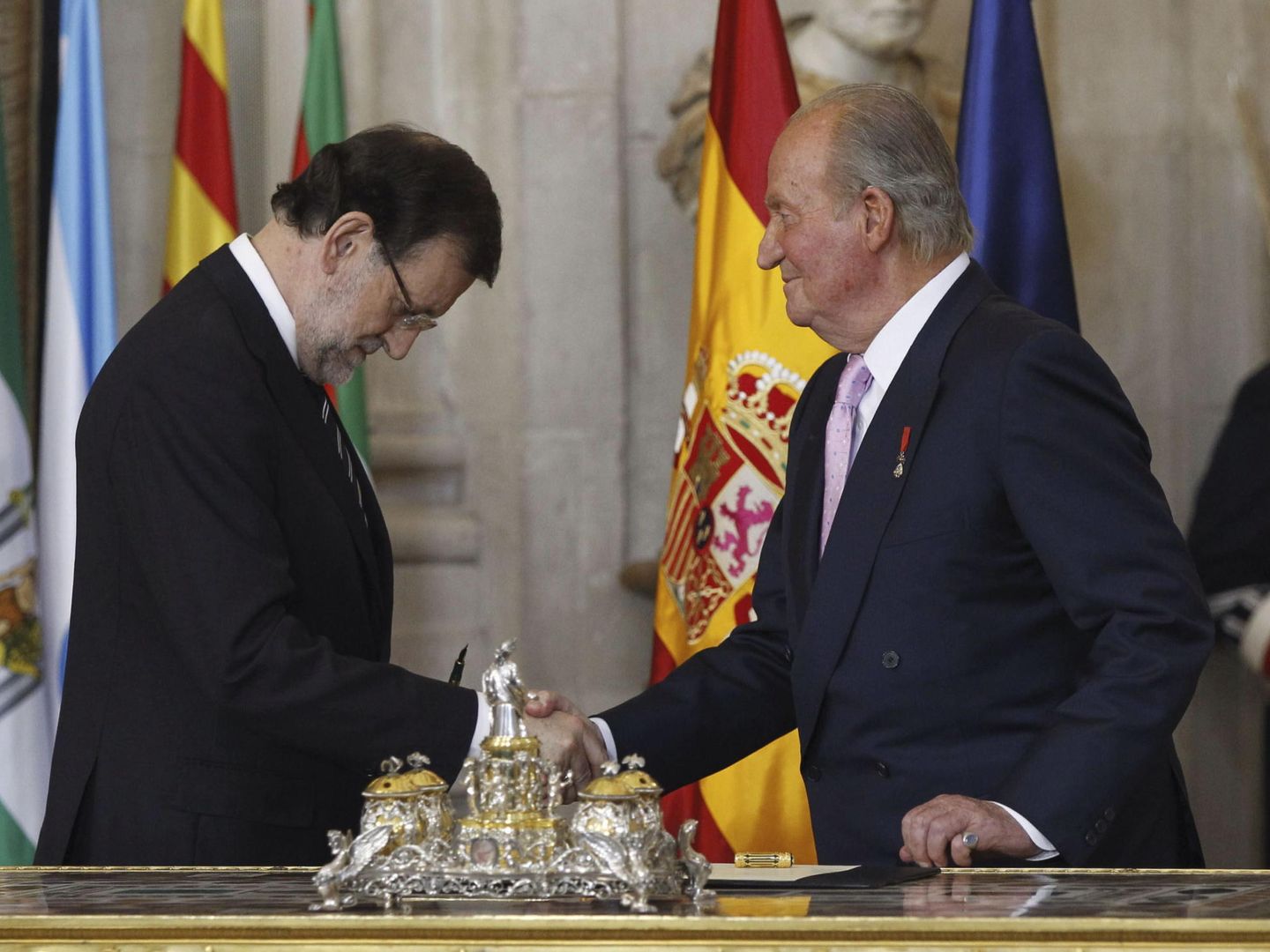 Mariano Rajoy se inclina ante el rey Juan Carlos tras la abdicación. (EFE)