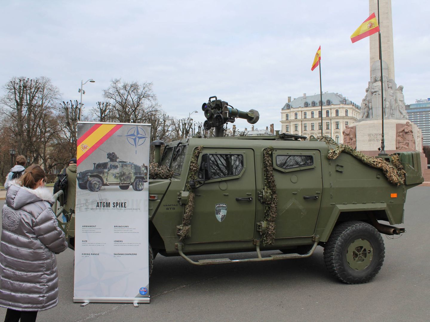 Un todoterreno del ejército español, con un misil contracarro Spike, se expone en el centro de Riga. (R. B.)