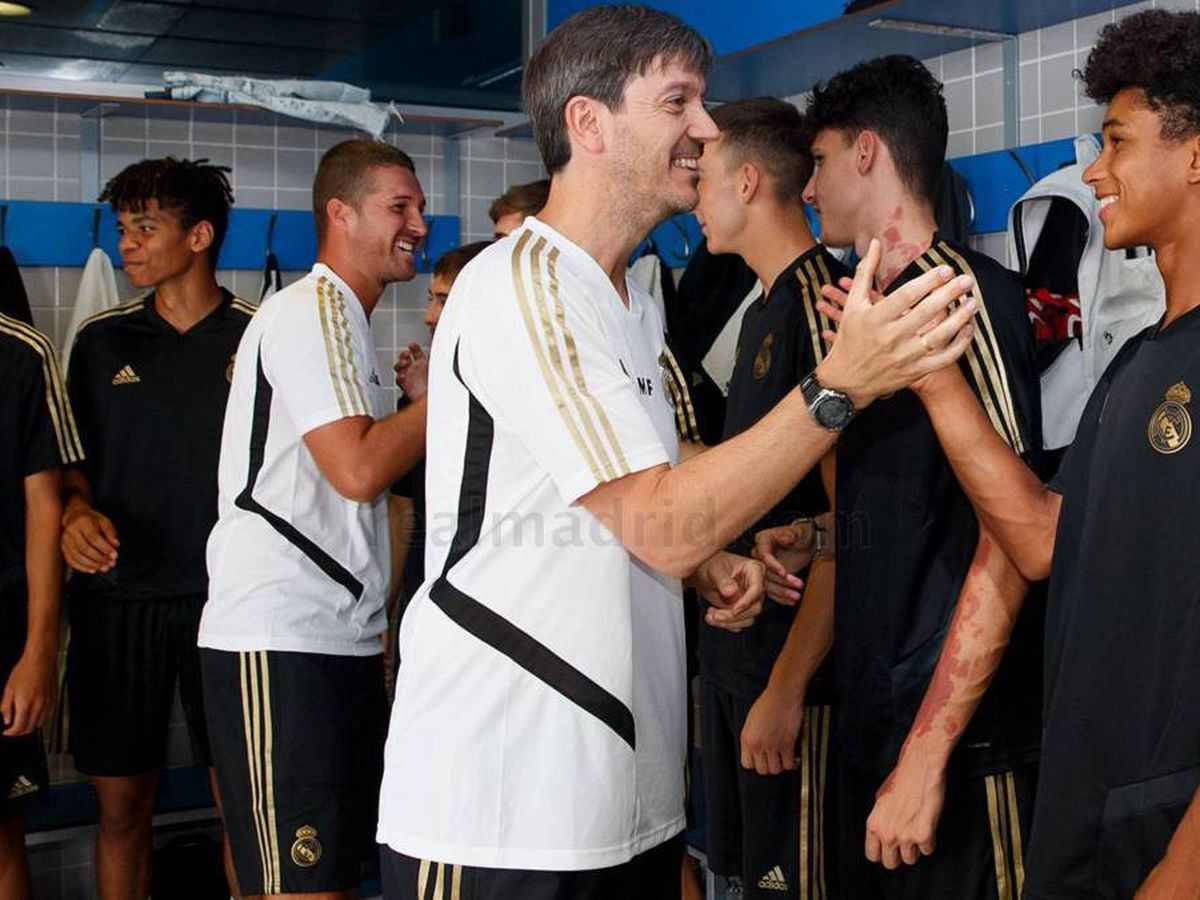 Foto: Manu Fernández saluda a sus jugadores del Juvenil del Real Madrid. (Foto Real Madrid)