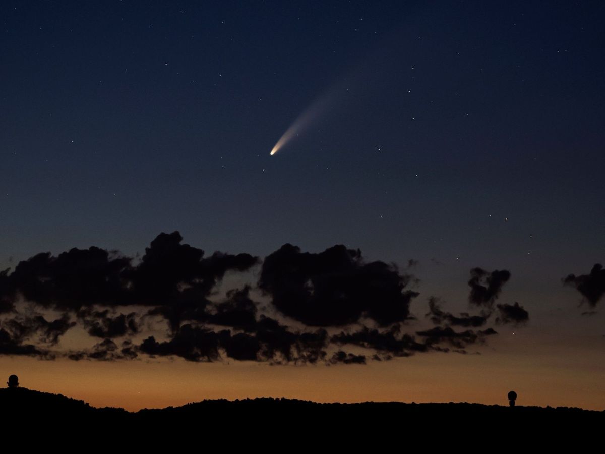 Foto: El cometa NEOWISE o C 2020 F3 se ve junto a las nubes sobre la montaña Buschberg en Puerstendorf, Austria. (Efe)