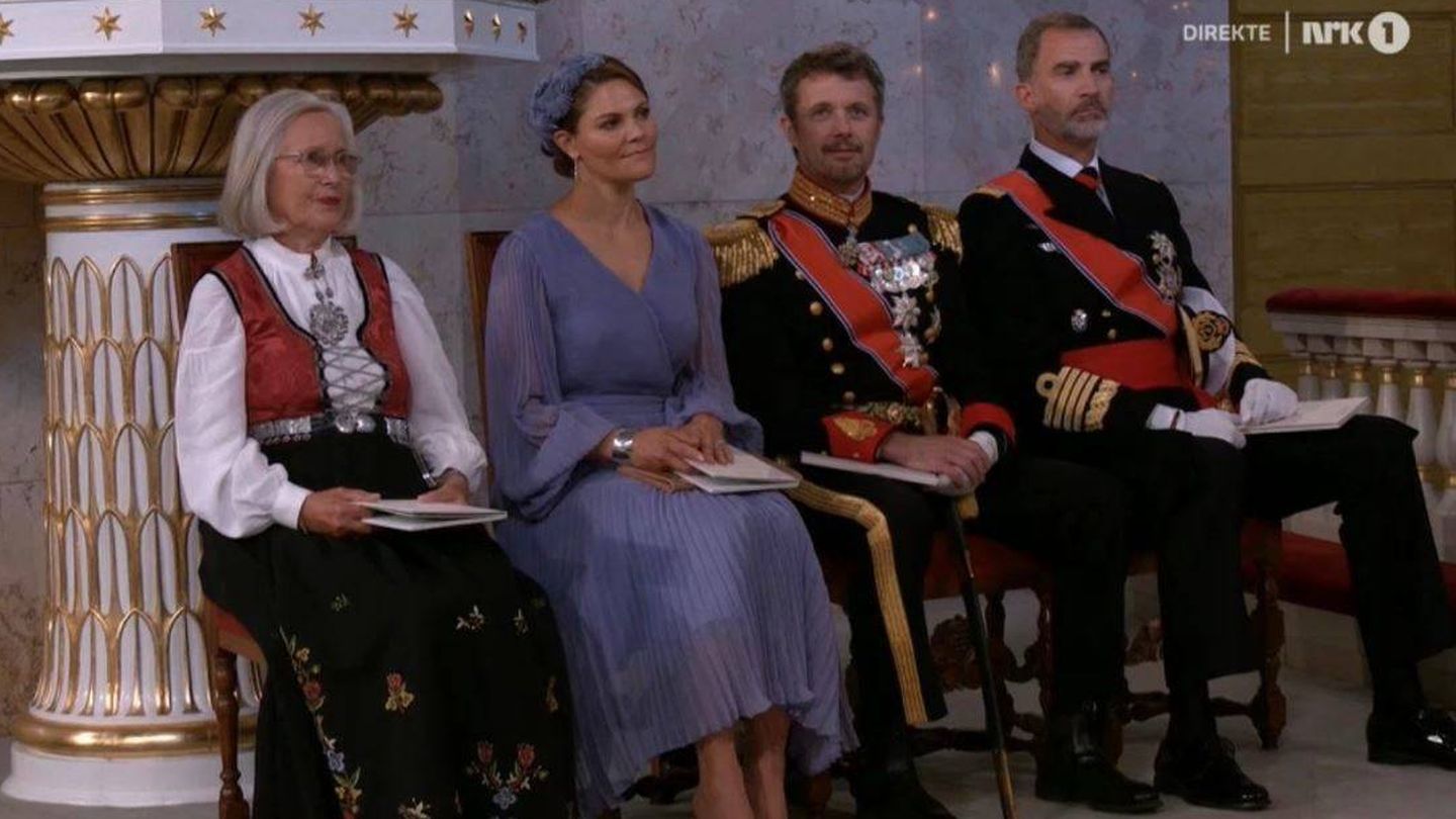 Una captura del directo ofrecido por la cadena estatal noruega, con la madre de Mette Marit, Victoria de Suecia, Federico de Dinamarca y el rey Felipe. (NRK)