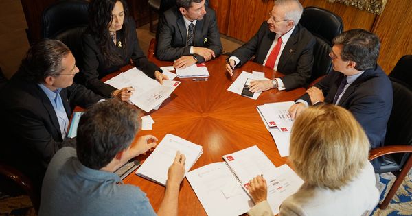 Foto: Reunión de trabajo entre la dirección de la Cámara y la candidatura ganadora Eines de País. (Flickr de la Cambra)