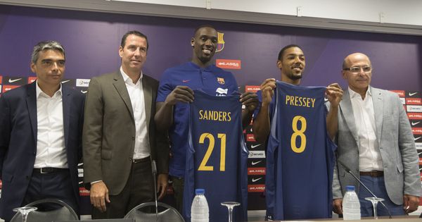 Foto: Imagen de la presentación de Rakim Sanders y Phil Pressey, dos de los fichajes del FC Barcelona Lassa este verano. (EFE)