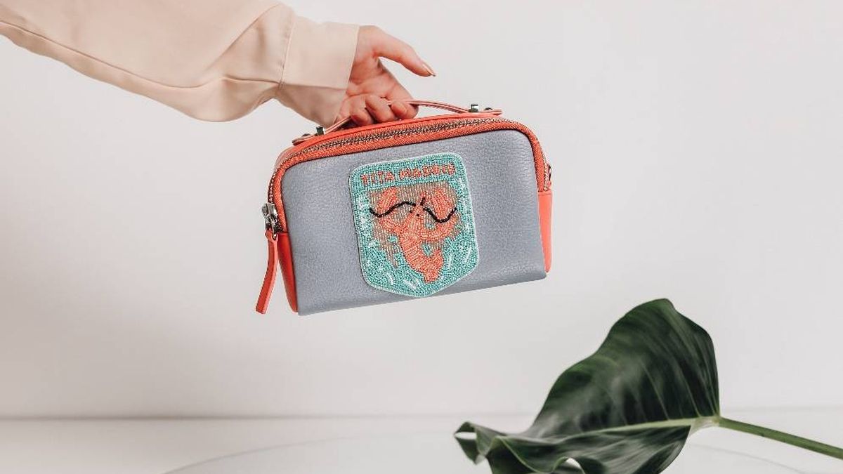 ¿Fashion 'lobster'? Descubrimos el nuevo bolso que obsesiona a Paula Echevarría 
