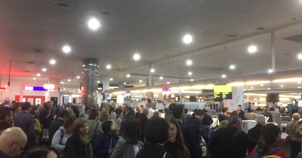 Foto: Colas en el aeropuerto de Melbourne (Foto: Osama Nasir)