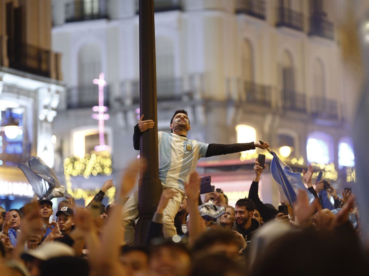 Foto: Miles de argentinos celebrando la victoria del Mundial en la Puerta del Sol. (EFE/Rodrigo Jiménez)