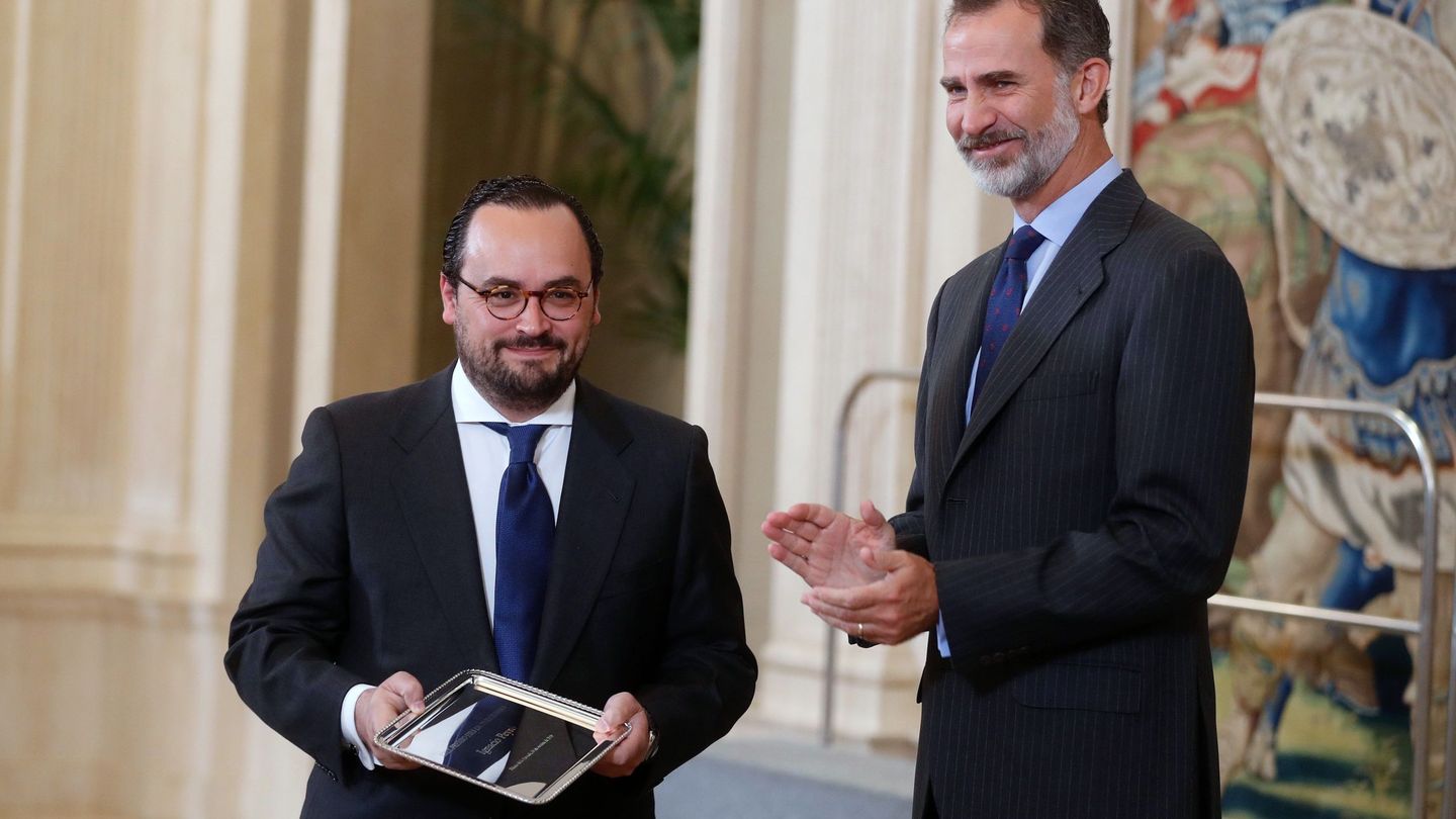 El Rey Felipe VI entrega el Premio FIES de Periodismo a Ignacio Peyró en el Palacio de la Zarzuela en Madrid. (EFE)
