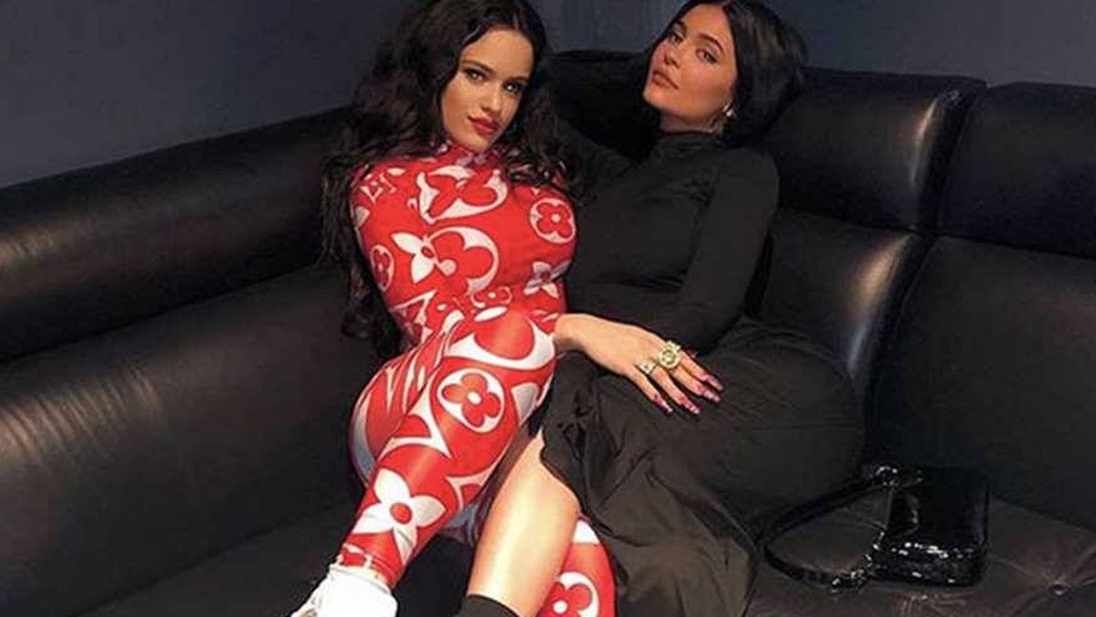 Rosalía y Pedro Almodóvar posan con Kylie Jenner y JLo: hablemos de los looks
