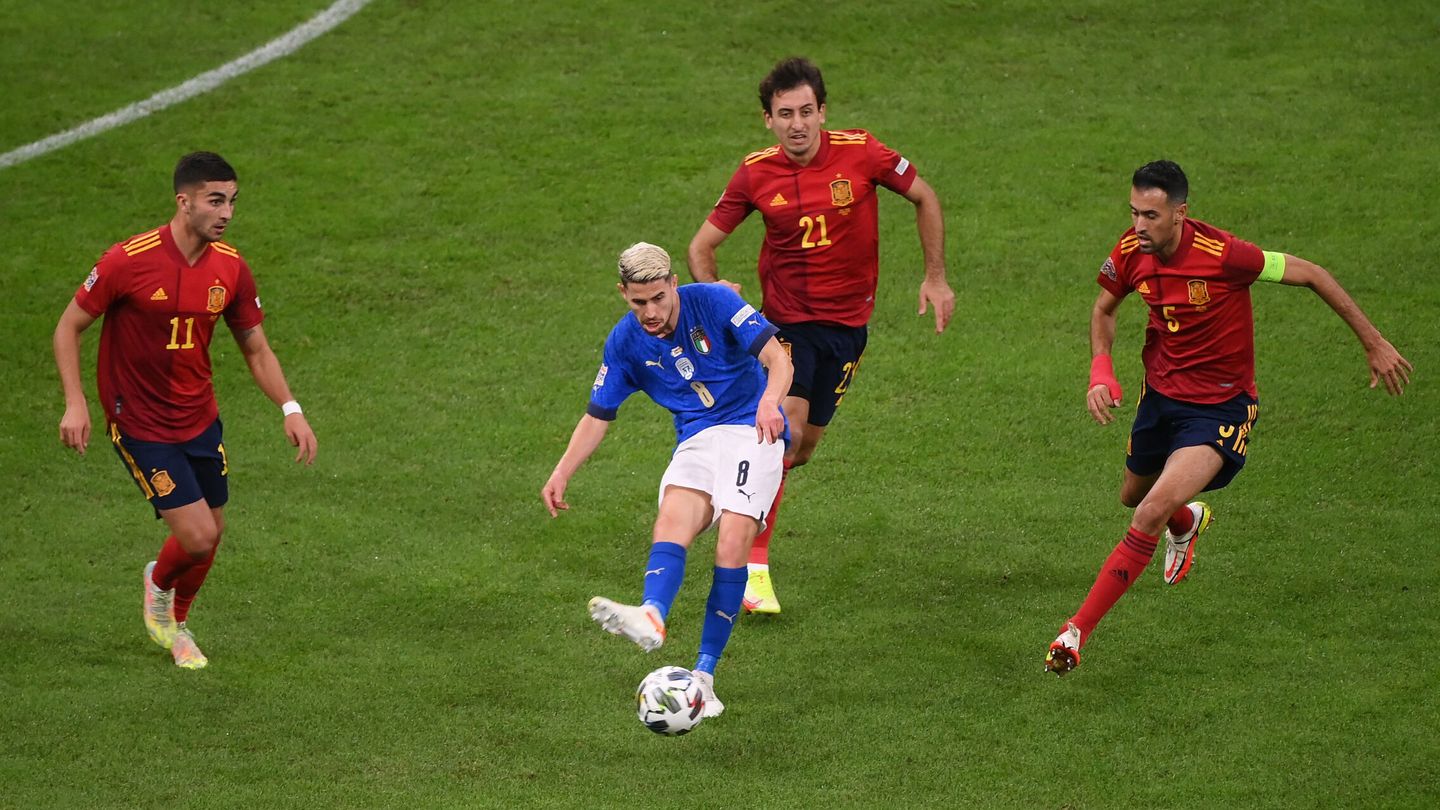 Jorginho, presionado por varios jugadores españoles. (Reuters)