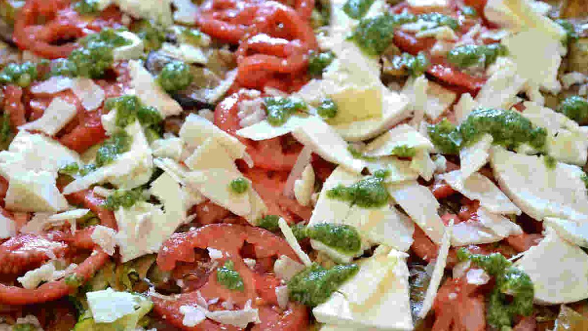 Pizza de verano: verduras, tomate, queso y pesto. Muy fácil, en solo seis sencillos pasos