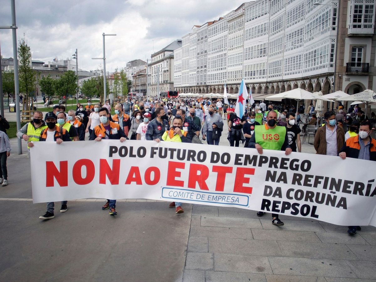 Foto: Empleados de la refinería de Repsol en A Coruña marchan contra el ERTE, en abril. (EFE)