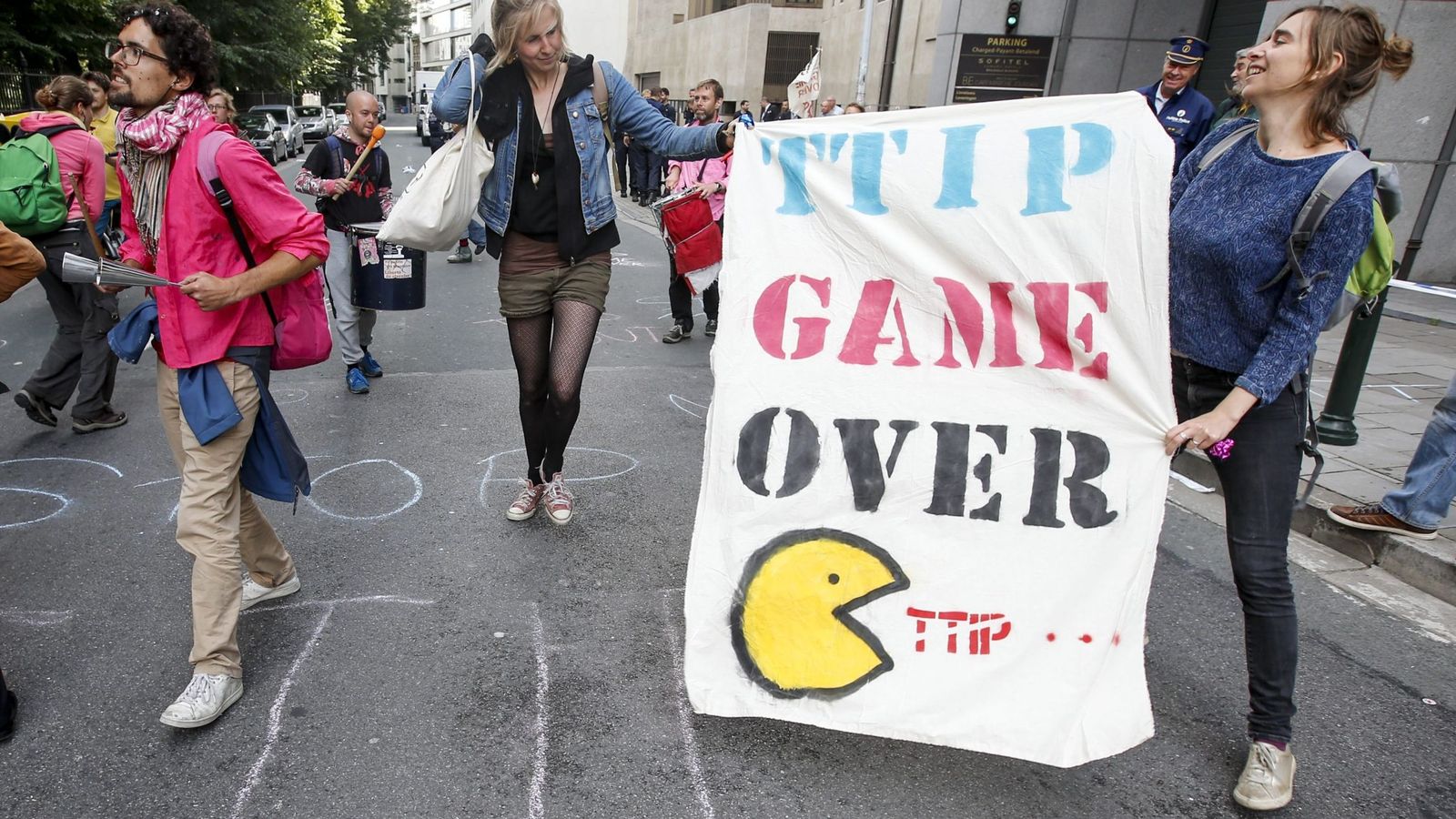 Foto: Protesta en contra de las negociaciones sobreel TTIP frente al edificio de la Comisión Europea, el 14 de julio de 2016 (EFE)