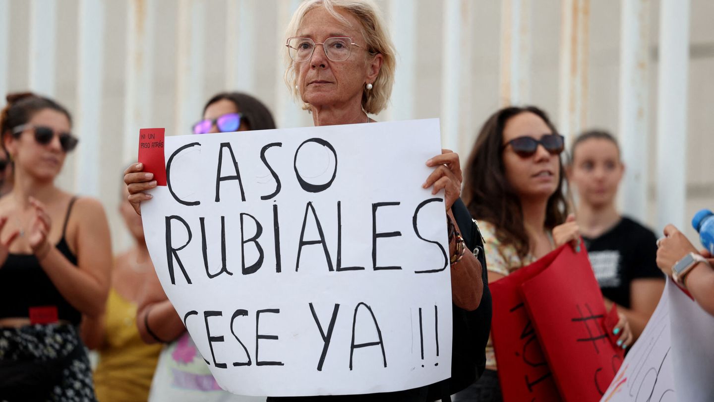 Protestas contra Rubiales en la Ciudad del Fútbol de Las Rozas. (Reuters/Isabel Infantes)