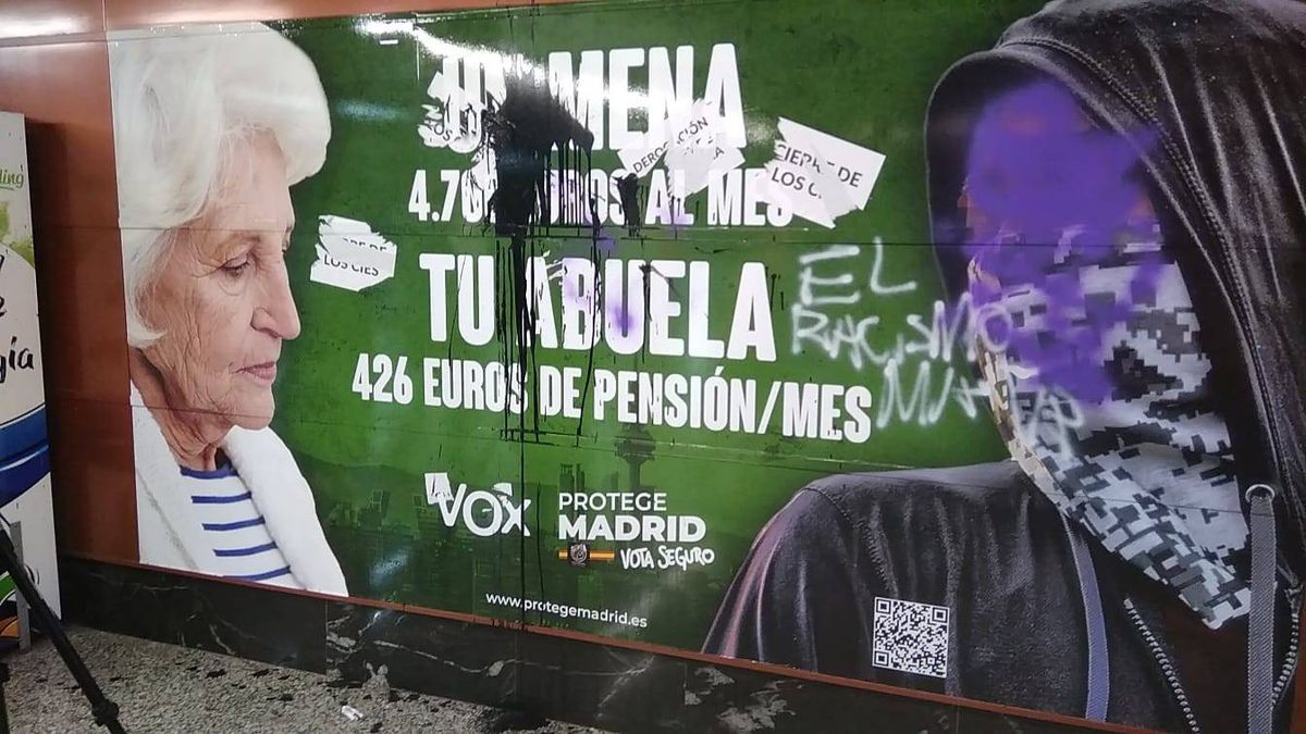 Cubren con pintadas el cartel electoral de Vox contra los menas: "El racismo mata" 