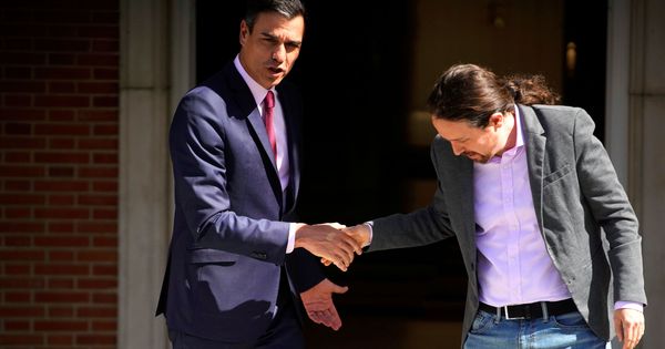Foto: Pedro Sánchez y Pablo Iglesias se saludan antes de la reunión en Moncloa. (Reuters)