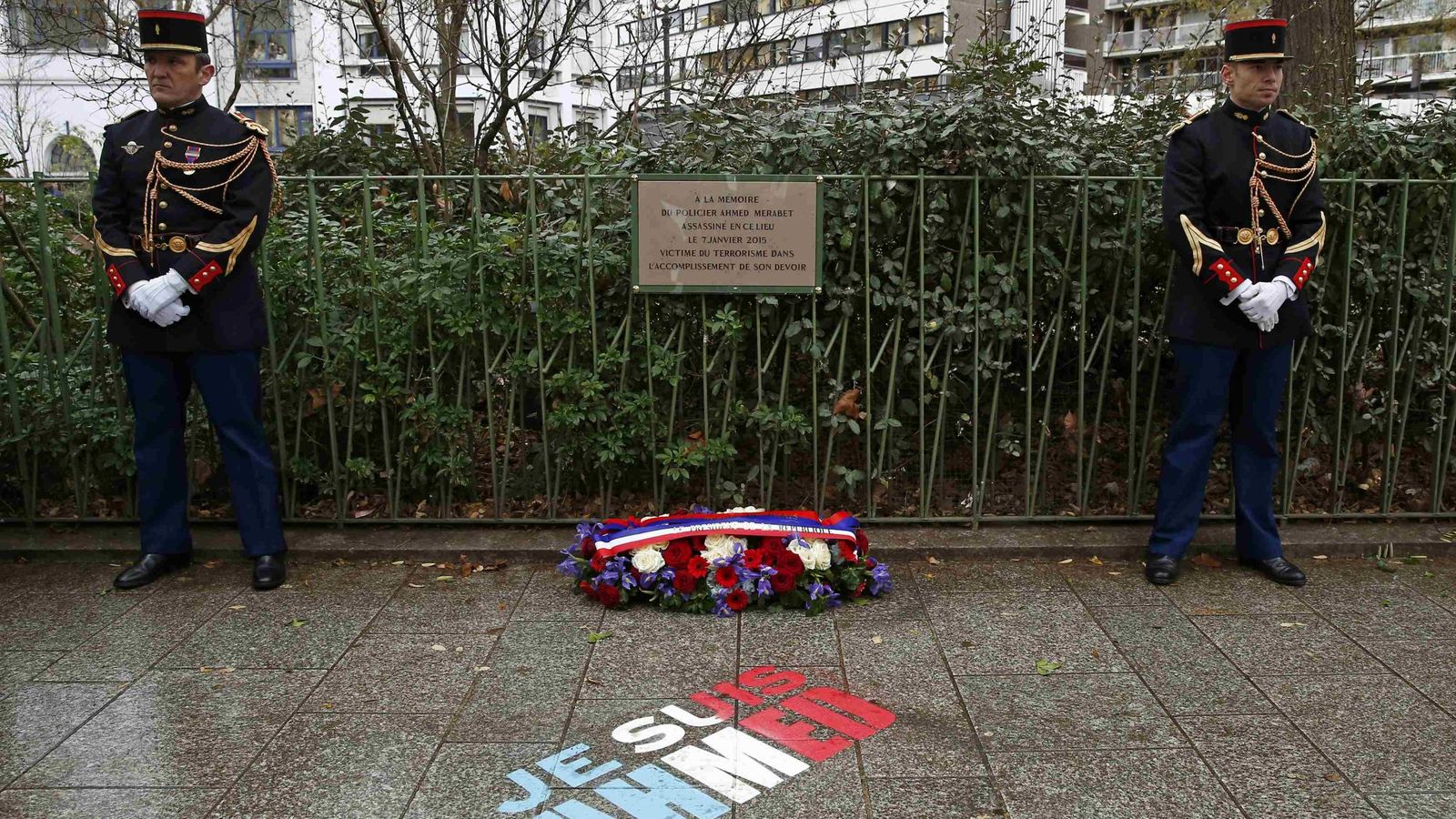 Foto: Placa conmemorativa en París. (Reuters)