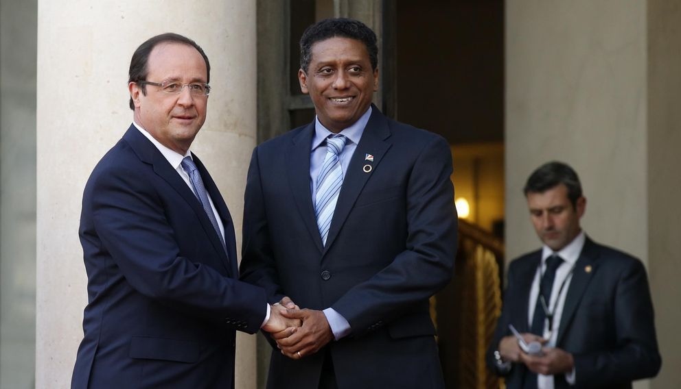 Hollande recibe al vicepresidente de las Seychelles, Danny Faure, en París (Efe).