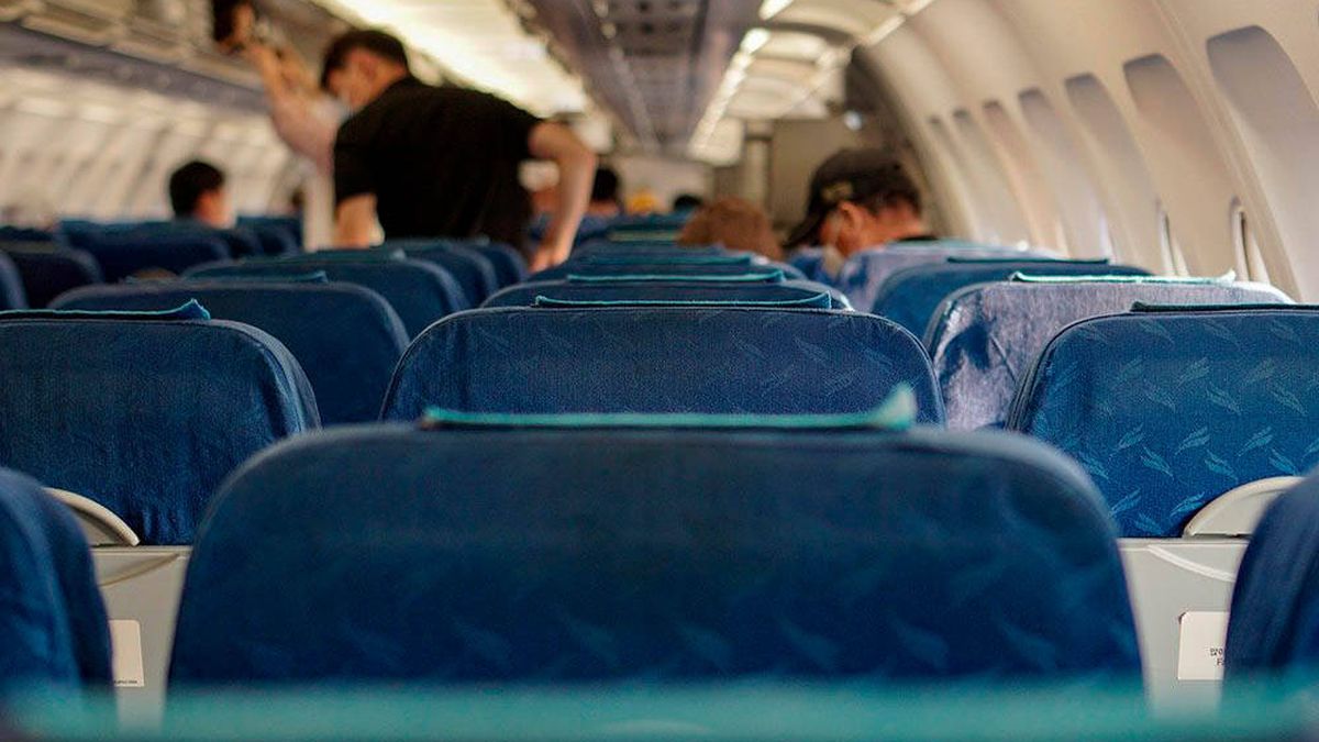 Reducen a un pasajero violento que intentó abrir la puerta de un avión en pleno vuelo