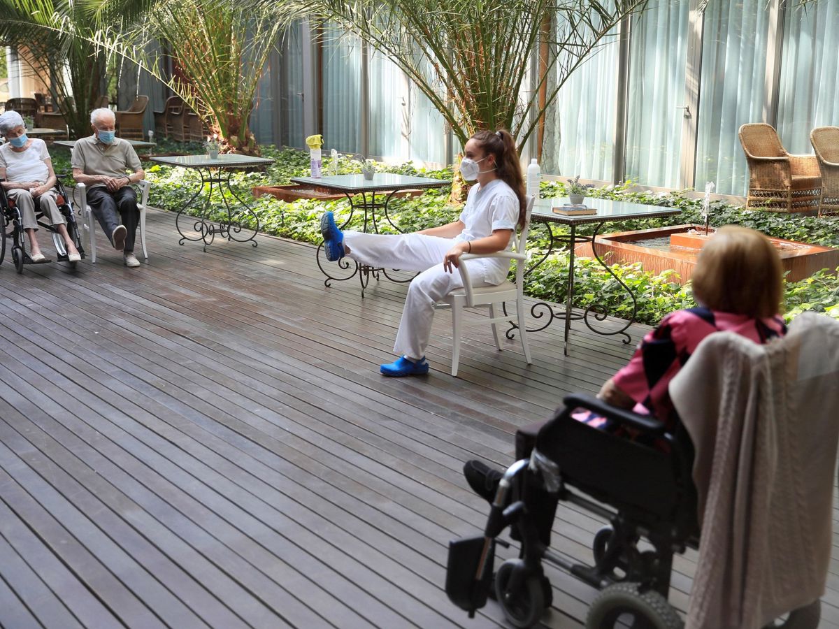 Foto: Terapia en una residencia de la Comunidad de Madrid. (EFE)