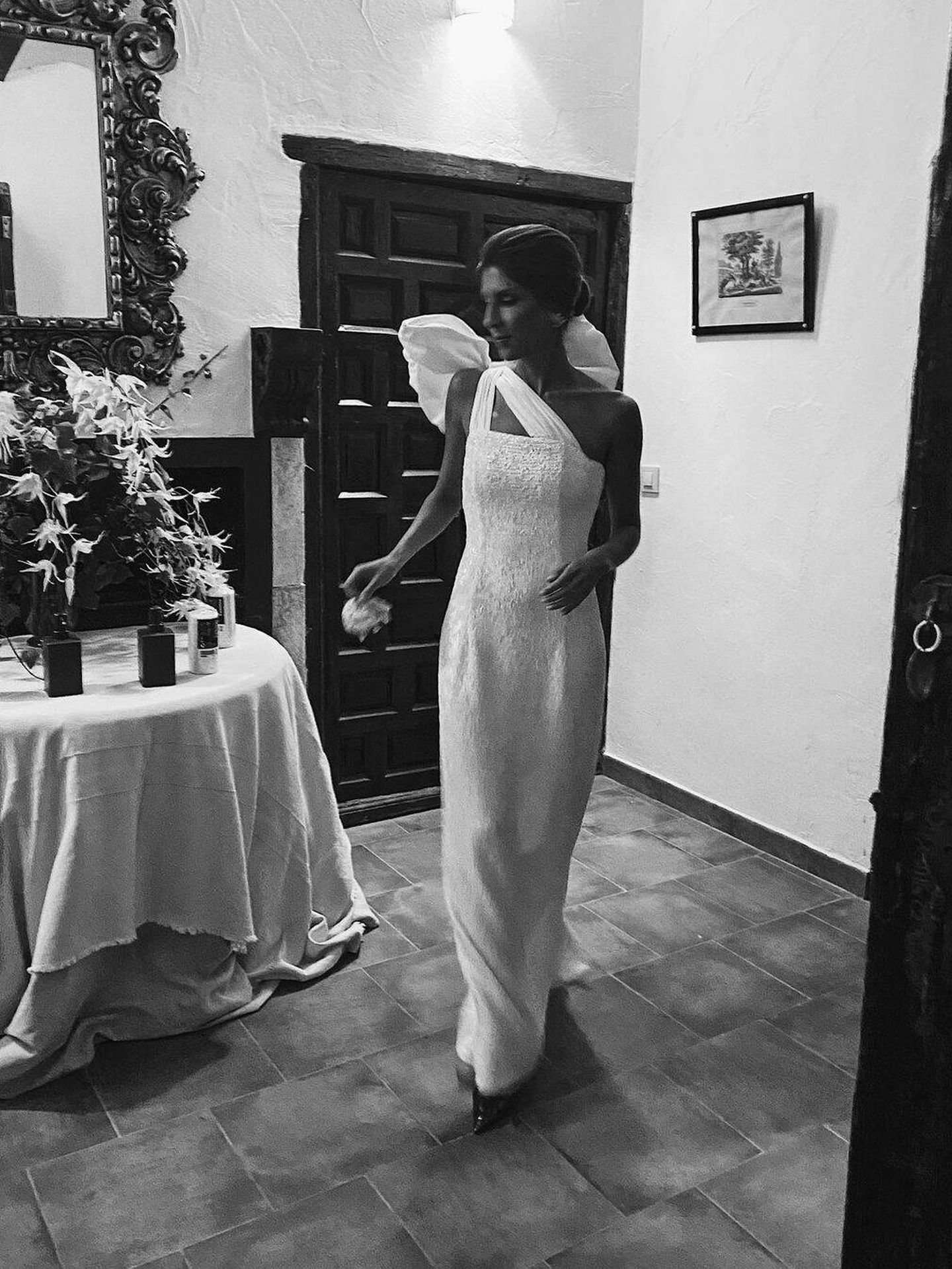 Una novia con un vestido de escote asimétrico de Redondo Brand. (Instagram/ @redondobrand)