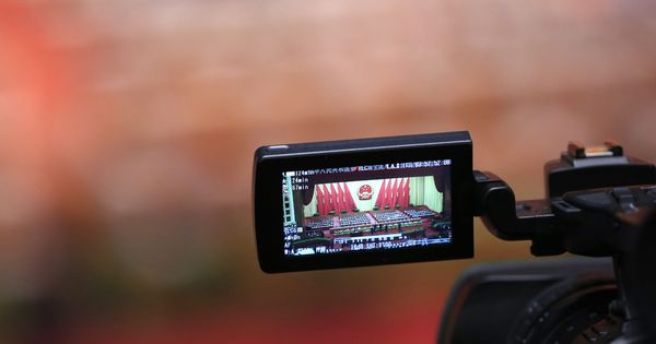 Foto: Una cámara de vídeo grabando el Congreso Popular Nacional en China (EFE)
