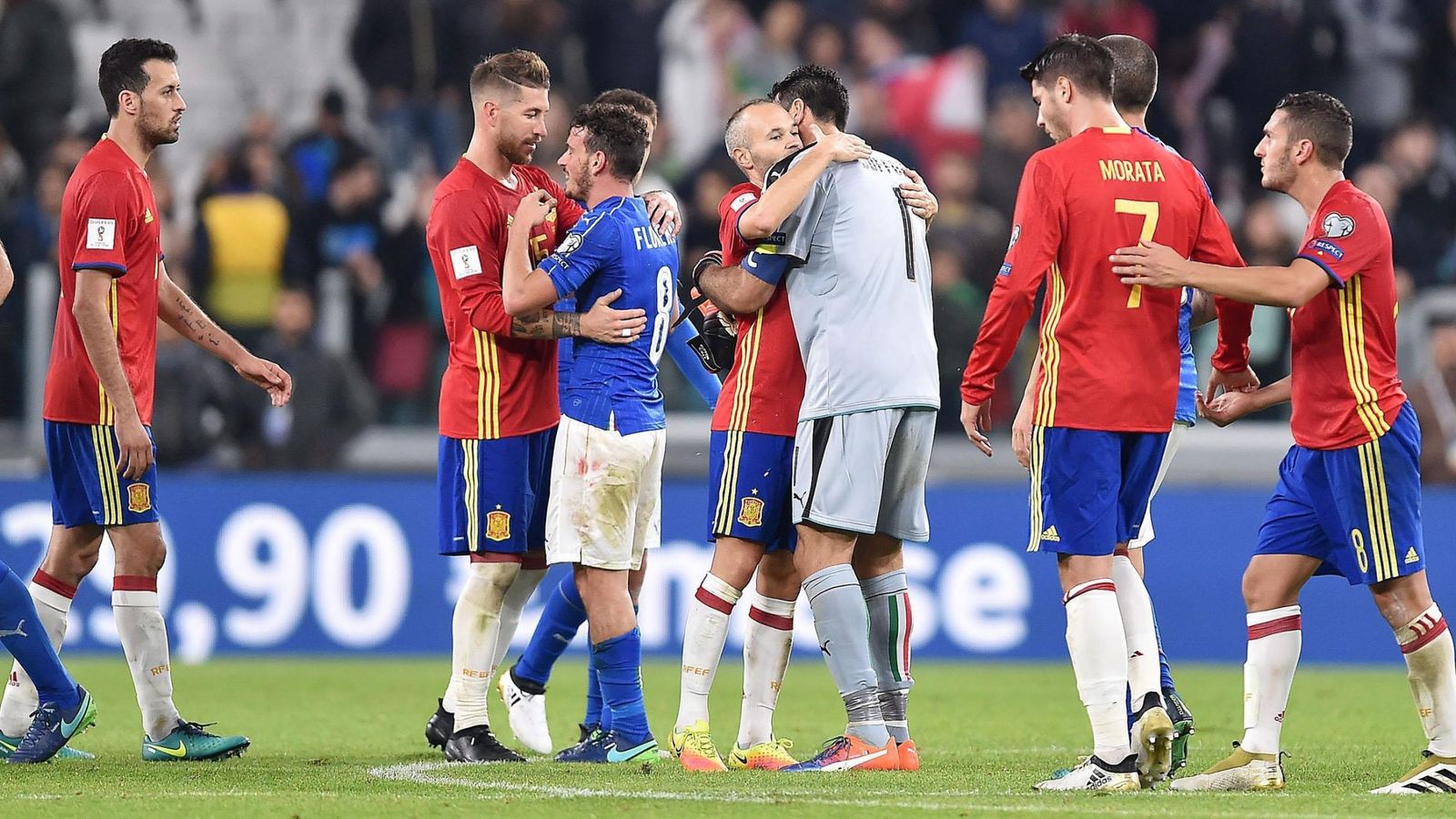 Foto: Los jugdores de España e Italia se saludan al final del partido. 