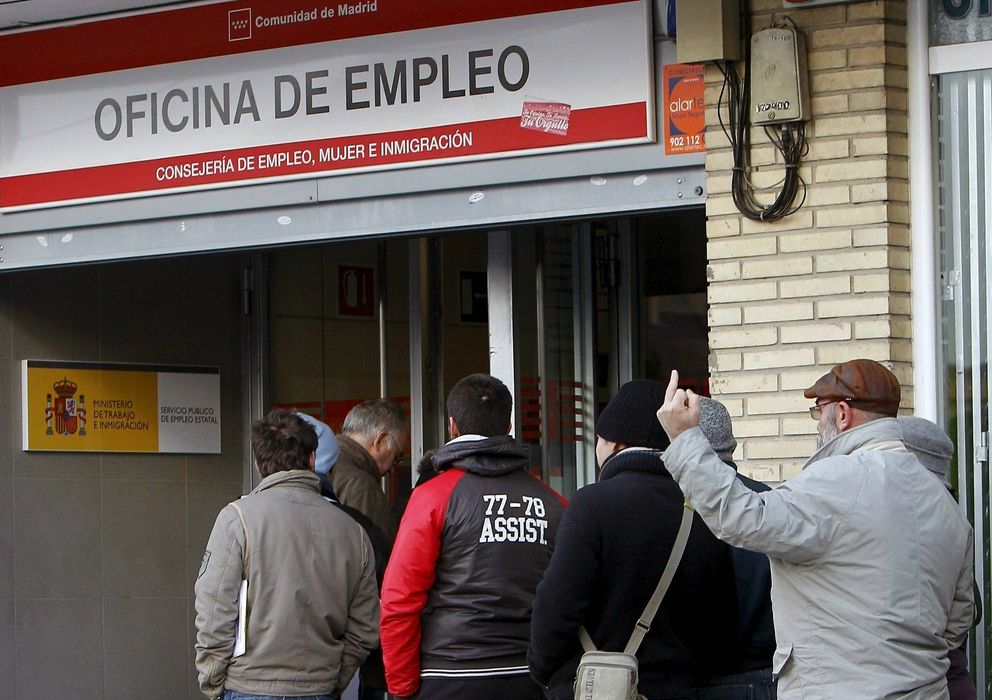 Foto: Gente haciendo cola (y maldiciendo) para entrar en una oficina de empleo en Madrid. (Efe)