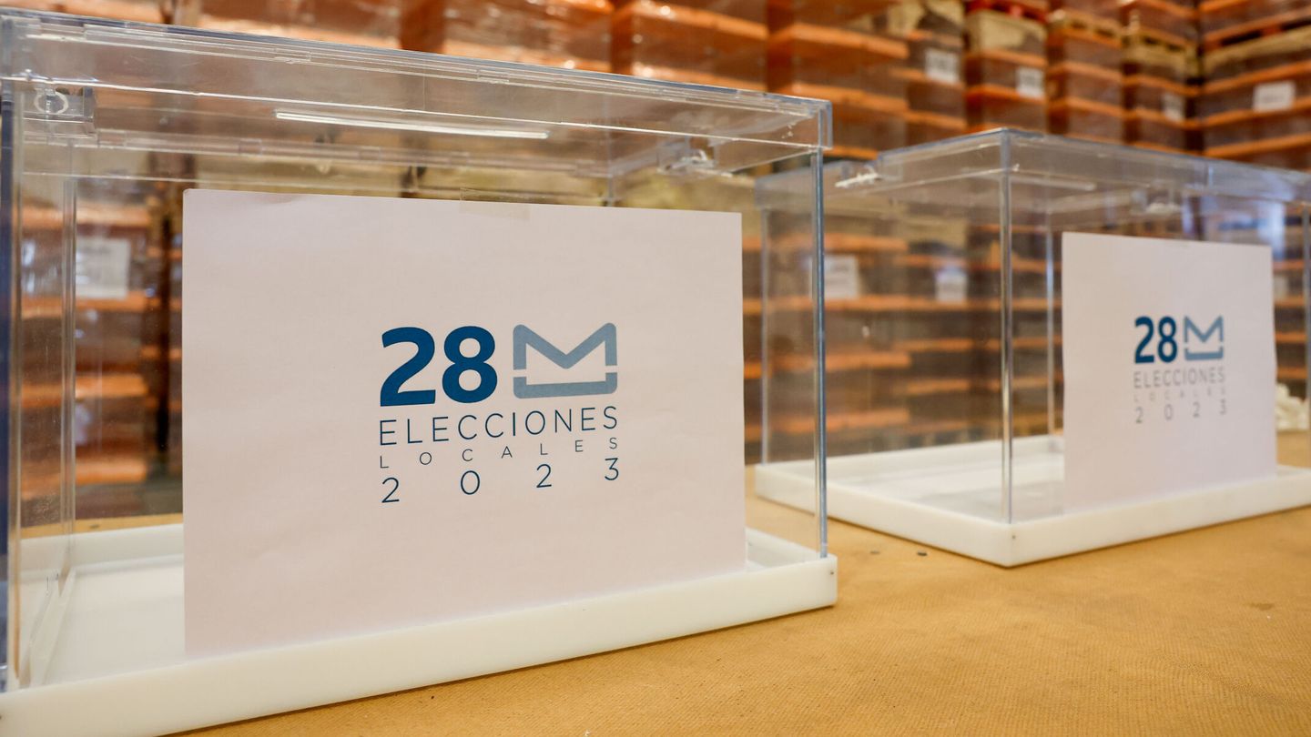 Urnas almacenadas en el centro logístico para las elecciones locales y autonómicas del 28-M. (EFE /Chema Moya) 