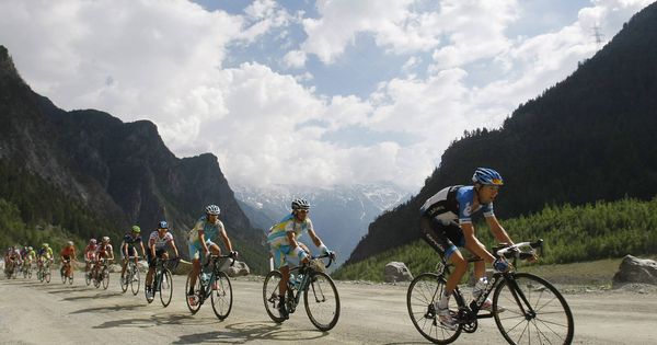 Foto: Garmin-Barracuda's Ryder Hesjedal of Canada leads the pink jersey pack as they cycle during the 219km (136 miles) 20th stage of the Giro d'Italia
