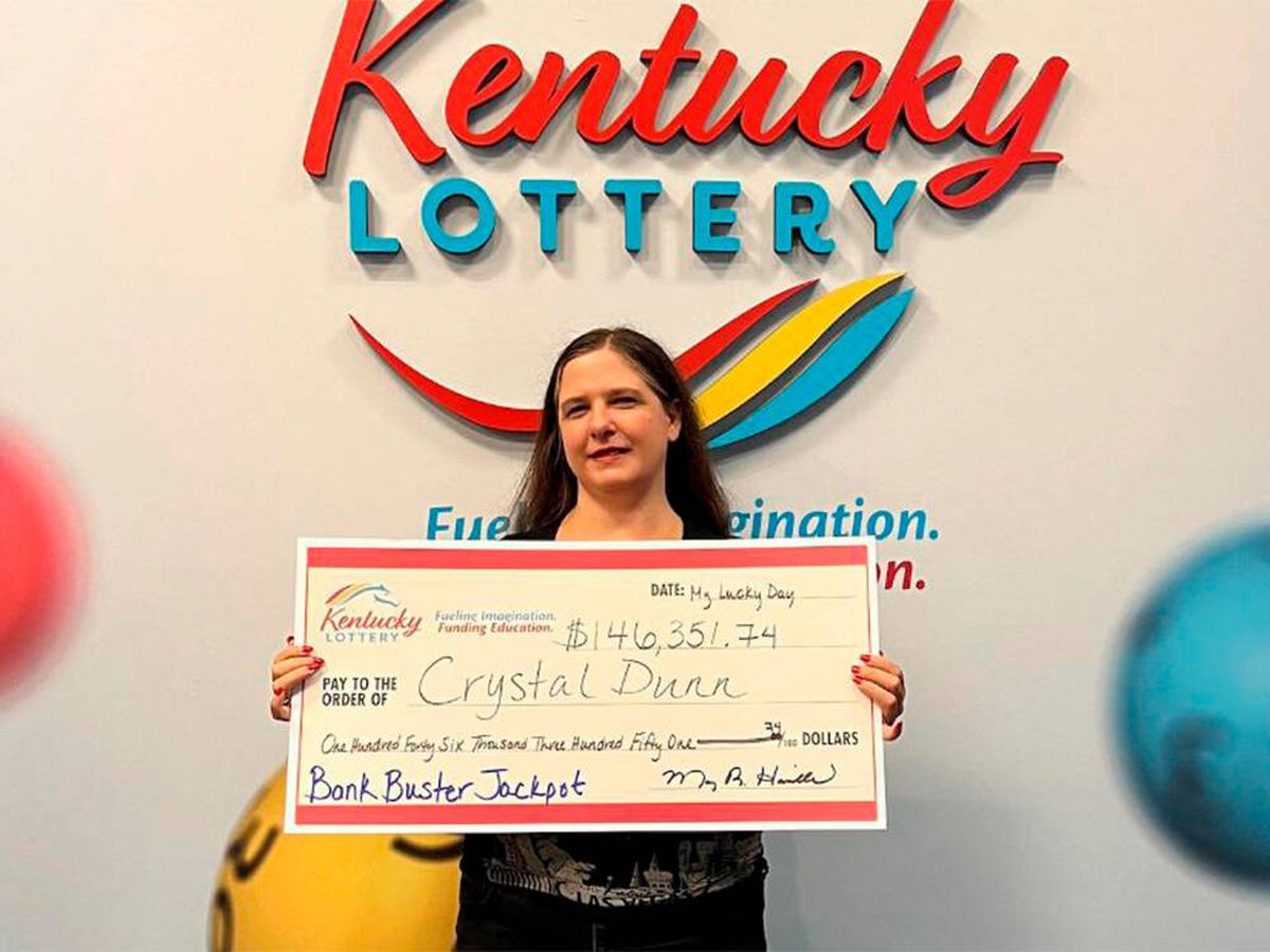 Foto: Una mujer gana la lotería y comparte el premio con clientes desconocidos del súper (Kentucky Lottery)
