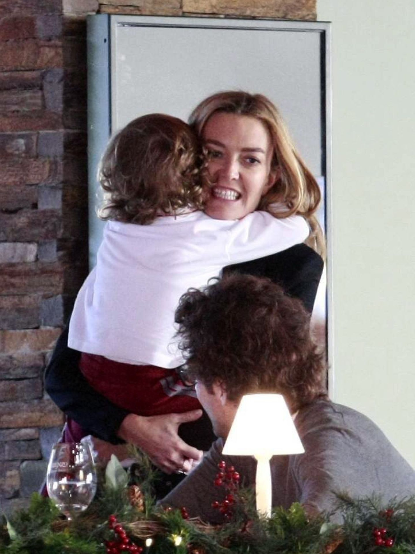 Marta Ortega se abraza a su hijo Amancio durante la primera jornada de la trigésimo tercera edición del Concurso de Saltos Internacional 5 estrellas de Casas Novas. (EFE)