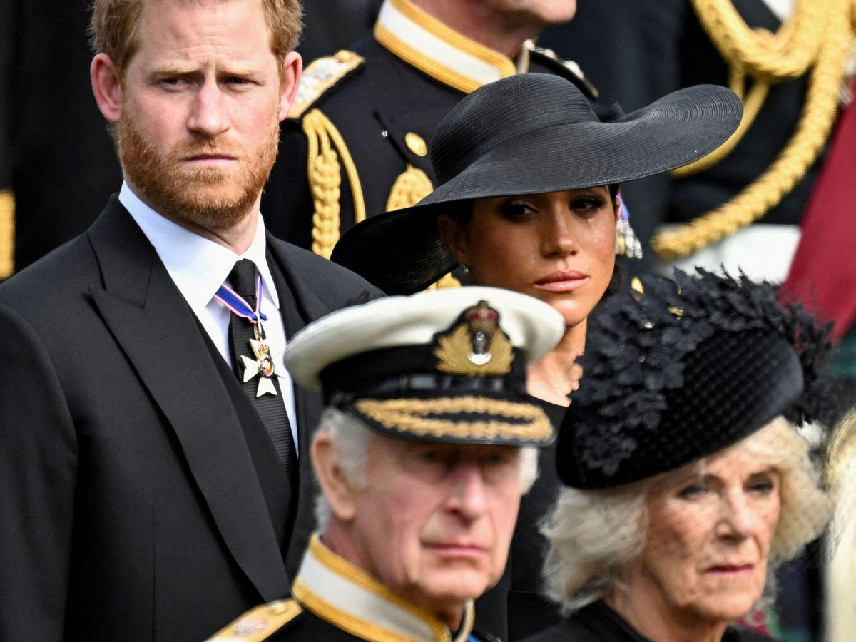 Foto: Carlos III, Camila y los duques de Sussex, en el funeral de la reina Isabel en 2022. (Reuters/Toby Melville)