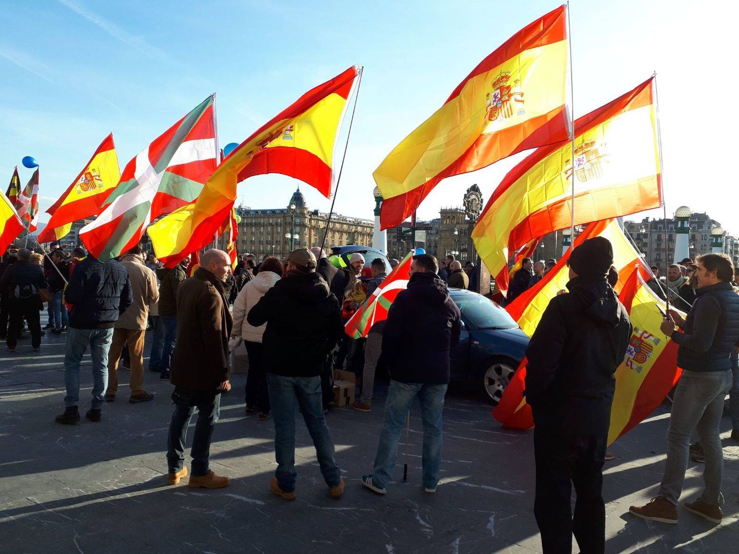 Banderas españolas, al inicio de la marcha en los aledaños del Kursaal. (J. M. A.)