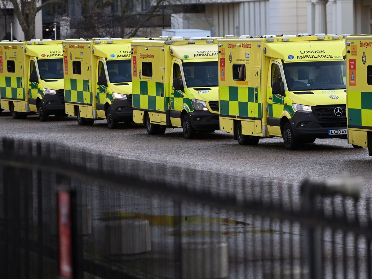 Foto: Imagen de archivo de ambulancias en Londres. (EFE/Andy Rain)